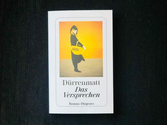«Das Versprechen. Requiem auf den Kriminalroman» von Friedrich Dürrenmatt liegt auf einem dunklen Sessel «Das Versprechen. Requiem auf den Kriminalroman» von Friedrich Dürrenmatt liegt auf einem dunklen Sessel