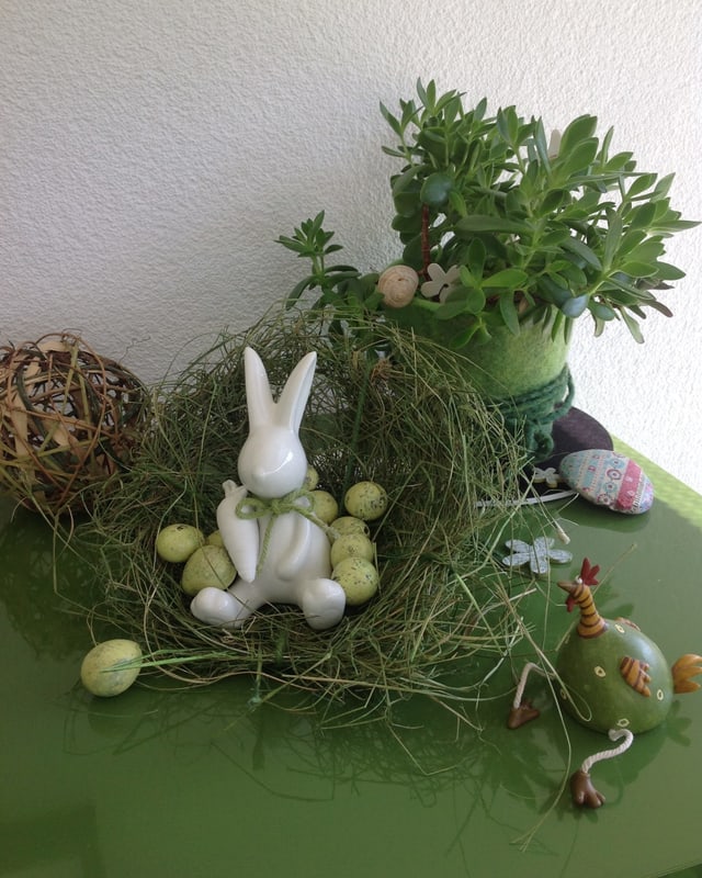 Osterhase sitzt in einem Osternest.