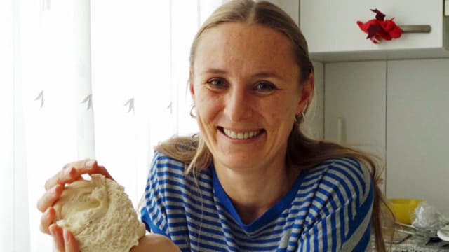 Svetlana Munderich cun la pasta per Hatschapuri a l'Agaria Svetlana Munderich cun la pasta per Hatschapuri a l'Agaria