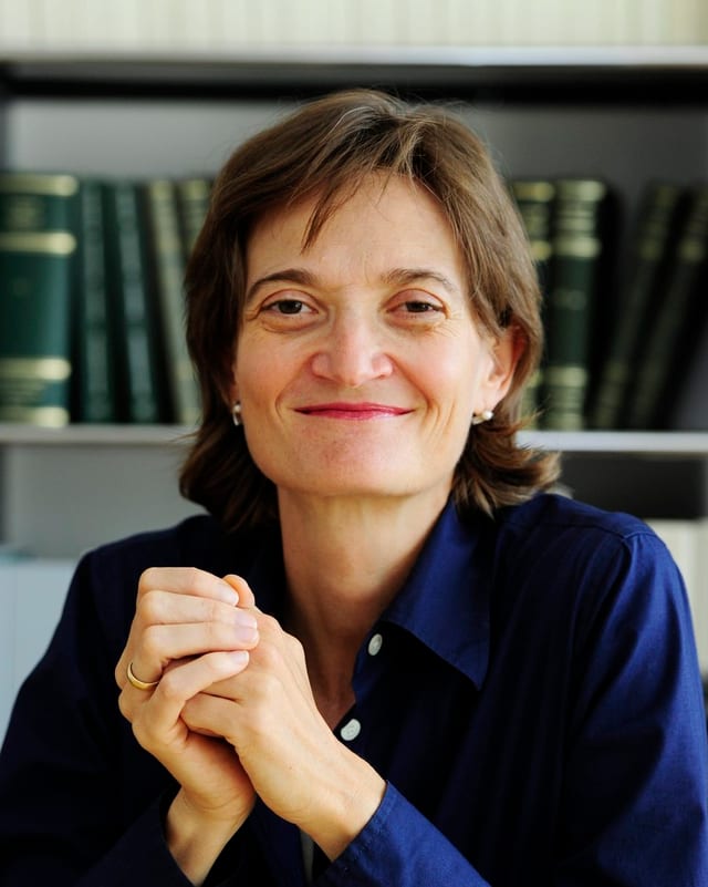 Portrait von Helen Keller vor einer Bücherwand. Portrait von Helen Keller vor einer Bücherwand.