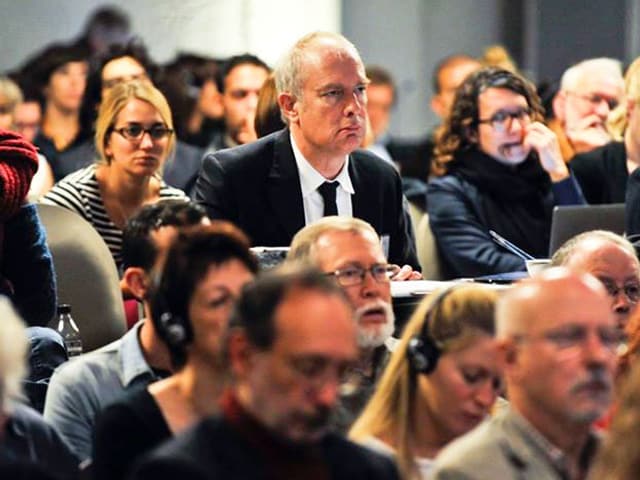 Martin Rowson in Brüssel. Er ist umgeben von Menschen. Martin Rowson in Brüssel. Er ist umgeben von Menschen.