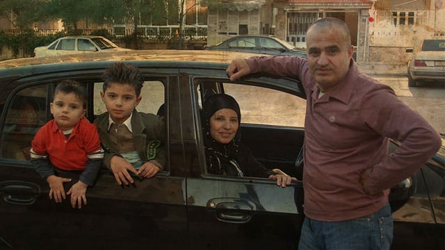 eine Fotografie einer Familie im Auto eine Fotografie einer Familie im Auto