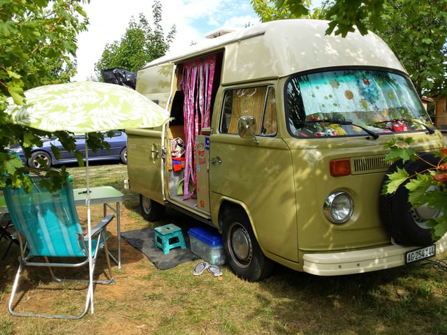 Ein VW T2 aus dem Jahr 1974 - mit viel Platz und Liebe: «Das ist unser Love Hippie-Bus.» Eingeschickt von SRF 3 Hörern Fabienne und Reto.