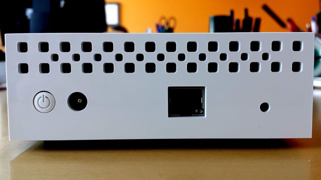 Das Bild zeigt ein einfaches NAS mit einem Ethernet-Anschluss.