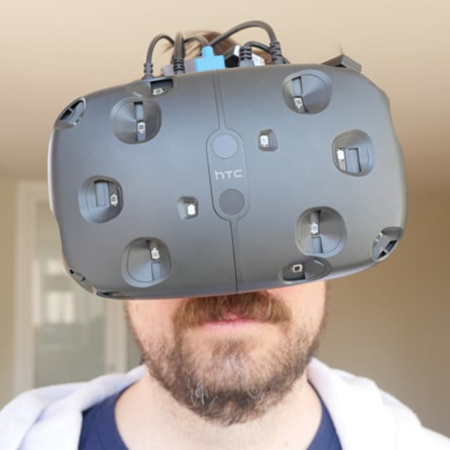 Ein Mann mit Bart und einer überdimensionalen VR-Brille vor dem Gesicht Ein Mann mit Bart und einer überdimensionalen VR-Brille vor dem Gesicht