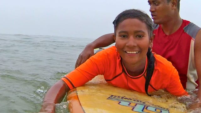 Surfen, um frei zu sein – Mutige Mädchen in Bangladesch Surfen, um frei zu sein – Mutige Mädchen in Bangladesch