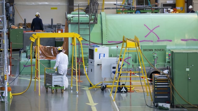 Maschinenraum AKW Mühleberg, Kreuz auf Generator Maschinenraum AKW Mühleberg, Kreuz auf Generator