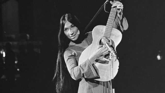 Buffy Sainte-Marie mit einer Gitarre. Buffy Sainte-Marie mit einer Gitarre.