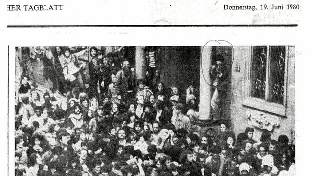 Olivia Heusser war bei vielen Demos dabei - immer mit Kamera. Hier zu sehen auf dem Foto eines Artikels über eine Demo vor dem Zürcher Rathaus. Olivia Heusser war bei vielen Demos dabei - immer mit Kamera. Hier zu sehen auf dem Foto eines Artikels über eine Demo vor dem Zürcher Rathaus.