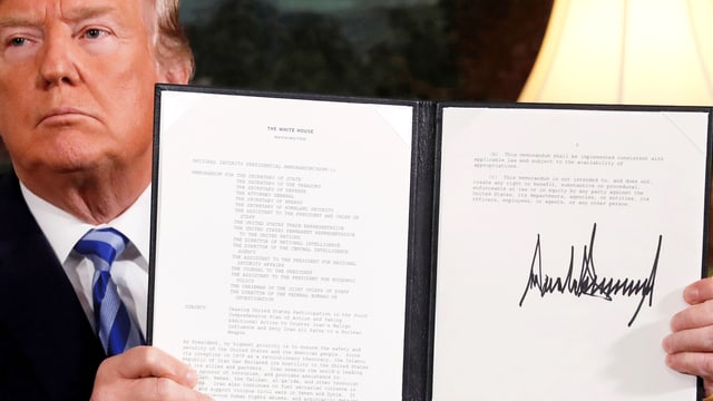 Trump mit Dokument Trump mit Dokument