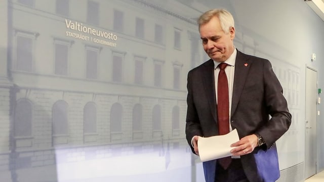 Antti Rinne geht vom Podium mit einem weissen Zettel in der Hand Antti Rinne geht vom Podium mit einem weissen Zettel in der Hand