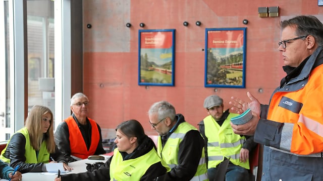 Christian Florin, Leiter Infrastruktur, informiert zum Jubilaeum über die erstellten und geplanten Veränderungen beim Südportal des Vereina-Bahntunnels. 
