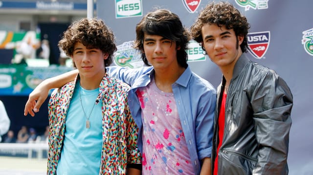 Die Jonas Brothers bestehen aus Paul, Joe und Nick. Die Jonas Brothers bestehen aus Paul, Joe und Nick.