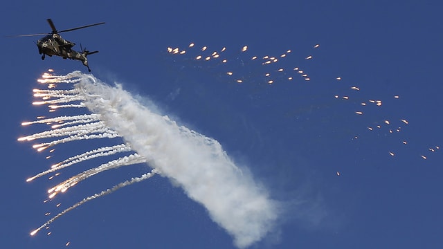 Ein südafrikanischer Helikopter entlädt Leuchtgeschosse Ein südafrikanischer Helikopter entlädt Leuchtgeschosse