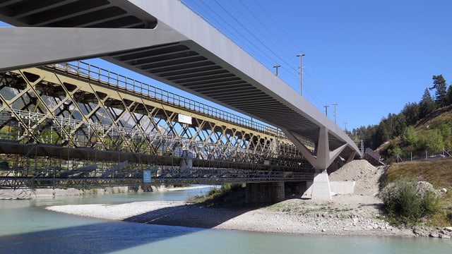 Die neue Eisenbahnbrücke über den Hinterrhein wurde offiziell eingeweiht. Die neue Eisenbahnbrücke über den Hinterrhein wurde offiziell eingeweiht.