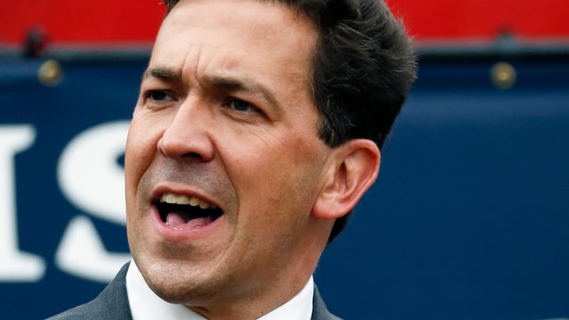 Ein Mann mit dunklen Haaren, Anzug und offenem Mund, er runzelt die Stirm und scheint gerade zu sprechen. Es ist ein Portrait, und der Mann ist Politiker. Ein Mann mit dunklen Haaren, Anzug und offenem Mund, er runzelt die Stirm und scheint gerade zu sprechen. Es ist ein Portrait, und der Mann ist Politiker.
