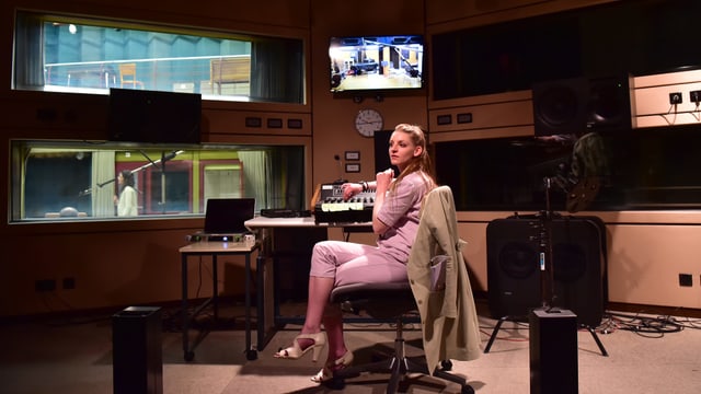 Schauspielerin in einem Radio-Regie-Raum. Schauspielerin in einem Radio-Regie-Raum.