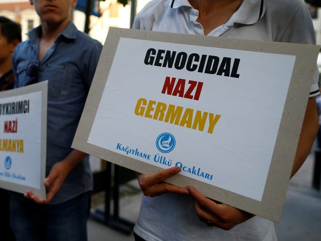 Demonstranten vor dem deutschen Konsulat in Istanbul. Demonstranten vor dem deutschen Konsulat in Istanbul.