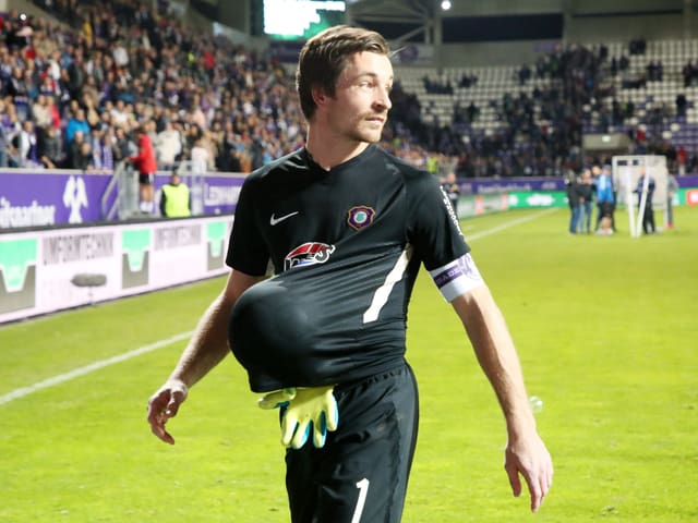 Martin Männel mit Ball unter dem Trikot