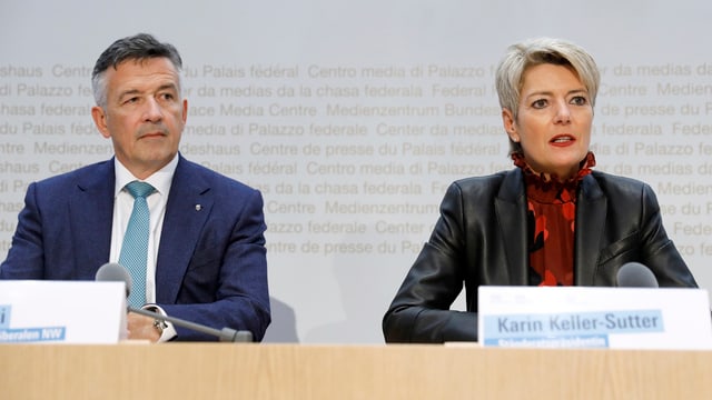 Hans Wicki und Karin Keller-Sutter an einer Medienkonferenz. Hans Wicki und Karin Keller-Sutter an einer Medienkonferenz.