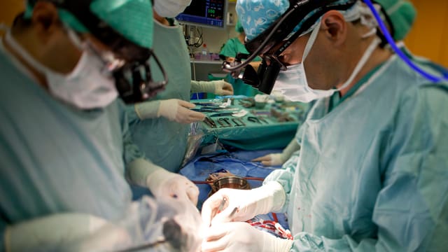 Chirurgen während einer Herzoperation Chirurgen während einer Herzoperation