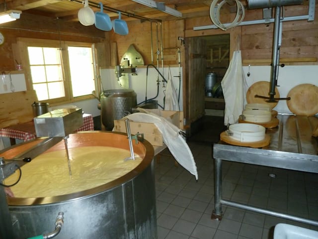 Käserei in einer Alphütte.