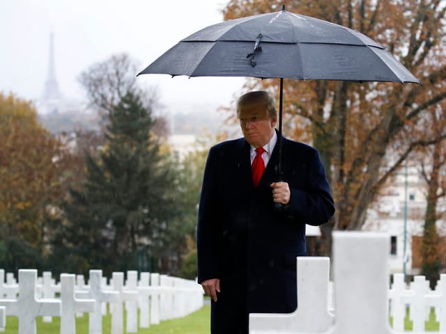 Trump auf Friedhof. Trump auf Friedhof.
