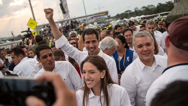 Guaidó reckt Faust in die Luft Guaidó reckt Faust in die Luft