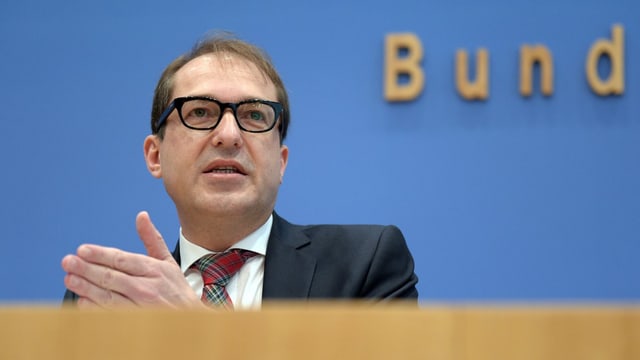 Deutschlands Verkehrsminister Alexander Dobrindt vor den Medien. Deutschlands Verkehrsminister Alexander Dobrindt vor den Medien.