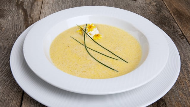 «Landfrauenküche» Rezepte 2022 - Danielas «Rhabarber-Streuselkuchen mit ...