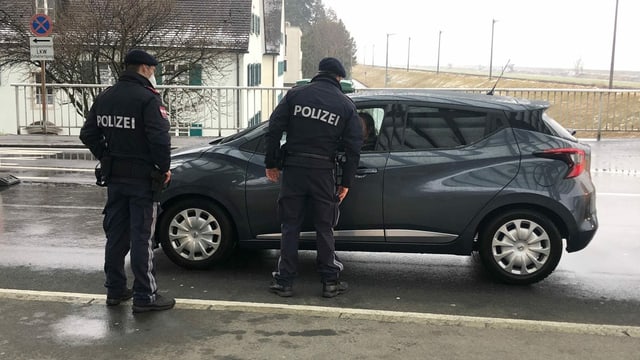 Polizisten kontrollieren Autofahrerin Polizisten kontrollieren Autofahrerin