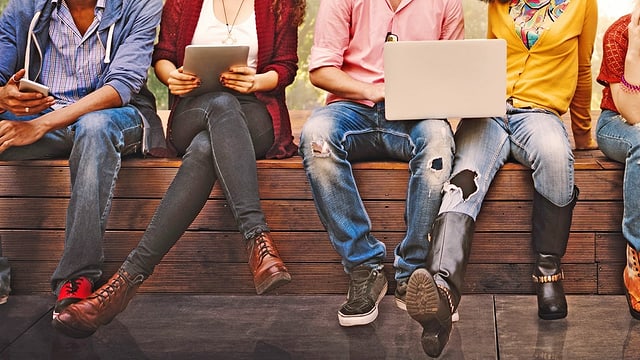 Jugendliche mit Smartphone, Tablet und Laptop Jugendliche mit Smartphone, Tablet und Laptop