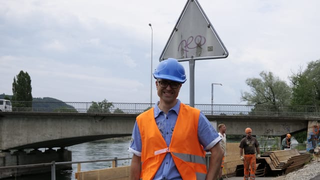 Ein Mann lächelt in die Kamera Ein Mann lächelt in die Kamera