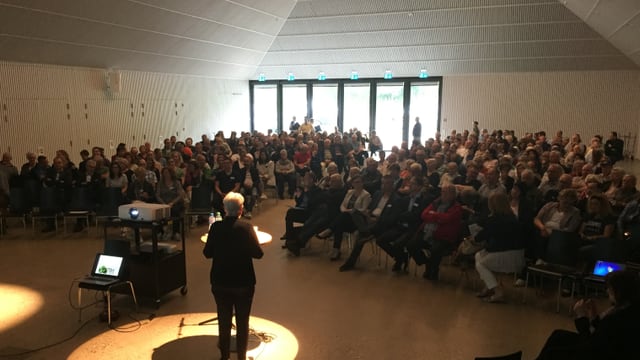 Zuschauer in einer Aula. Zuschauer in einer Aula.