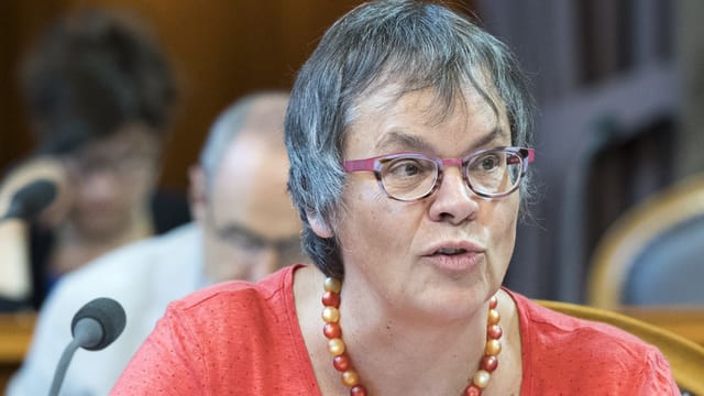 Liliane Maury Pasquier in einem roten Shirt. Liliane Maury Pasquier in einem roten Shirt.