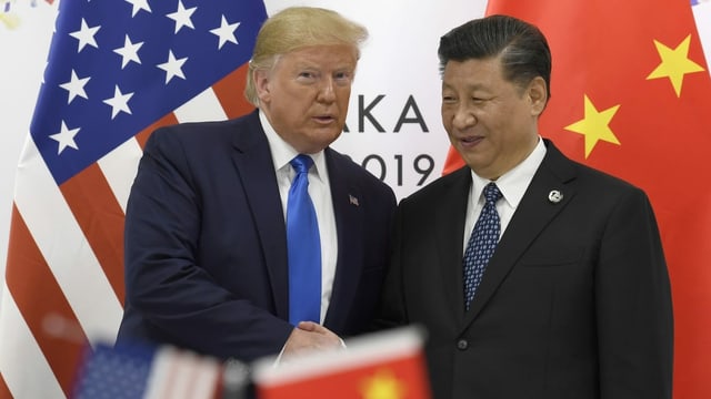 US-Präsident Donald Trump und Chinas Staatschef Xi Jinping schütteln sich die Hände. US-Präsident Donald Trump und Chinas Staatschef Xi Jinping schütteln sich die Hände.