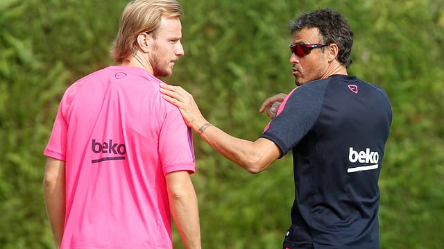 Barcelona-Trainer Luis Enrique instruiert Ivan Rakitic. Barcelona-Trainer Luis Enrique instruiert Ivan Rakitic.