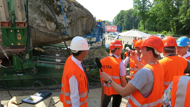 Leute vor dem Stein Leute vor dem Stein