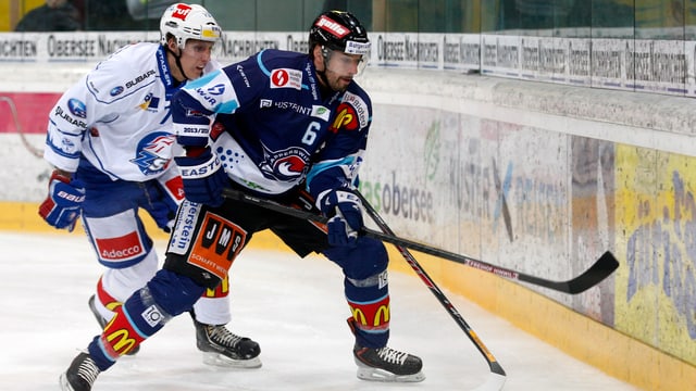 Cyrill Geyer im Zweikampf mit ZSC-Spieler Mike Künzle. Cyrill Geyer im Zweikampf mit ZSC-Spieler Mike Künzle.