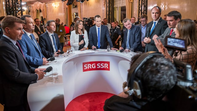 Runde der Parteipräsidenten vor den Fernsehkameras. Runde der Parteipräsidenten vor den Fernsehkameras.