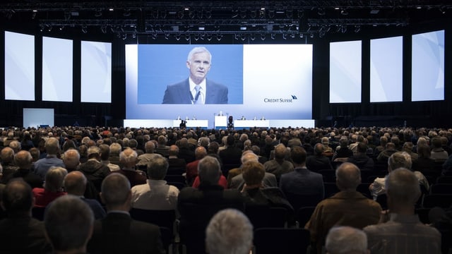 Urs Rohner noch im gefüllten Hallenstadion an die Aktionärinnen und Aktionäre. Urs Rohner noch im gefüllten Hallenstadion an die Aktionärinnen und Aktionäre.