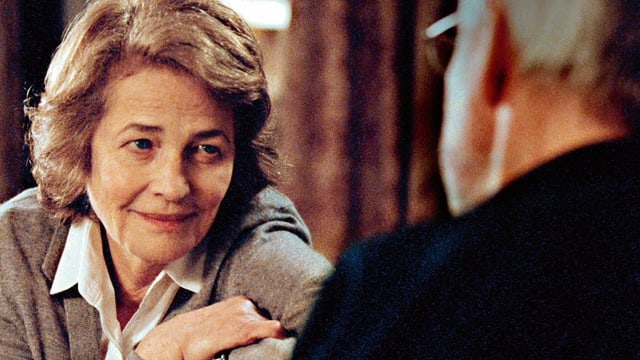 Charlotte Rampling in Hemd und grauem Pullover. Charlotte Rampling in Hemd und grauem Pullover.