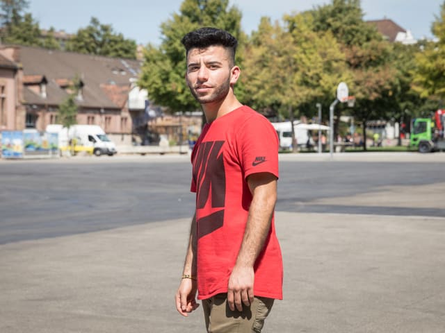 Ein Mann steht auf einem Platz Ein Mann steht auf einem Platz