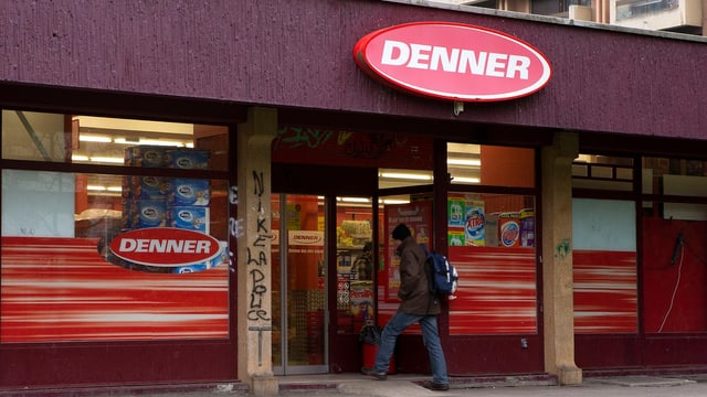Eine Person geht in eine Denner-Filiale. Eine Person geht in eine Denner-Filiale.