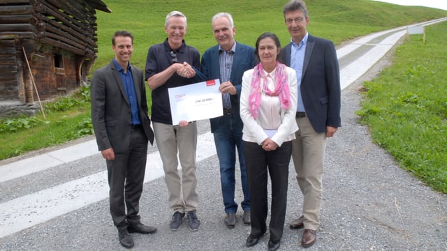 Pascal Randegger da l'assicuranza Mobiliar surdat il schec ad Aurelio Casanova, president communal da Glion. Pascal Randegger da l'assicuranza Mobiliar surdat il schec ad Aurelio Casanova, president communal da Glion.