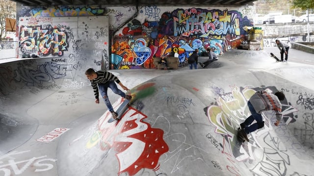 Junge Männer in einem Skatepark in Bern Junge Männer in einem Skatepark in Bern