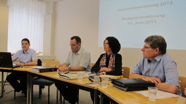 Der Neuhauser Gemeinderat bei der Präsentation der Rechnung 2012. Der Neuhauser Gemeinderat bei der Präsentation der Rechnung 2012.