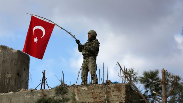 Türkischer Soldat mit Türkei-Flagge. Türkischer Soldat mit Türkei-Flagge.