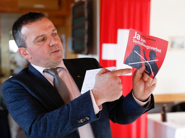 Walter Wobmann mit Flyer für ein Verhüllungsverbot Walter Wobmann mit Flyer für ein Verhüllungsverbot