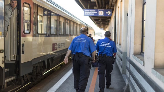 Das Grenzwachtcorps im Einsatz am Bahnhof Chiasso. Das Grenzwachtcorps im Einsatz am Bahnhof Chiasso.